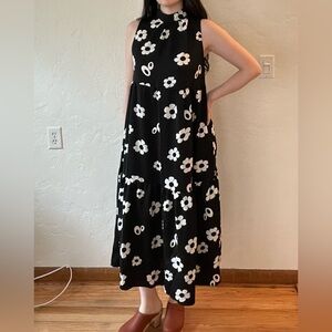groovy black and white daisy print maxi